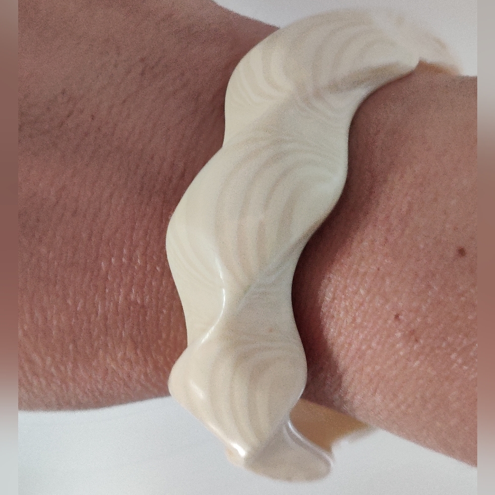 Vintage MOD Faux Ivory Lucite Bracelet